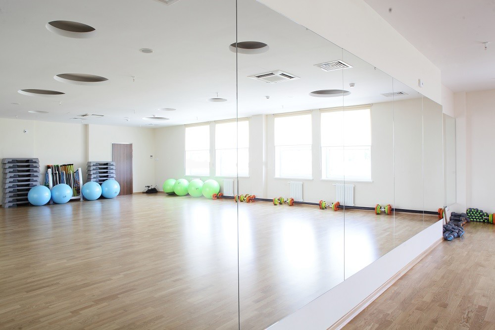 Transform Your Mirrors with Expert Cleaning Services